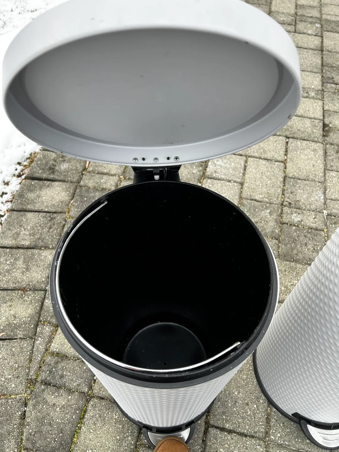 Pair of White Step Trash Cans image indicator(5)