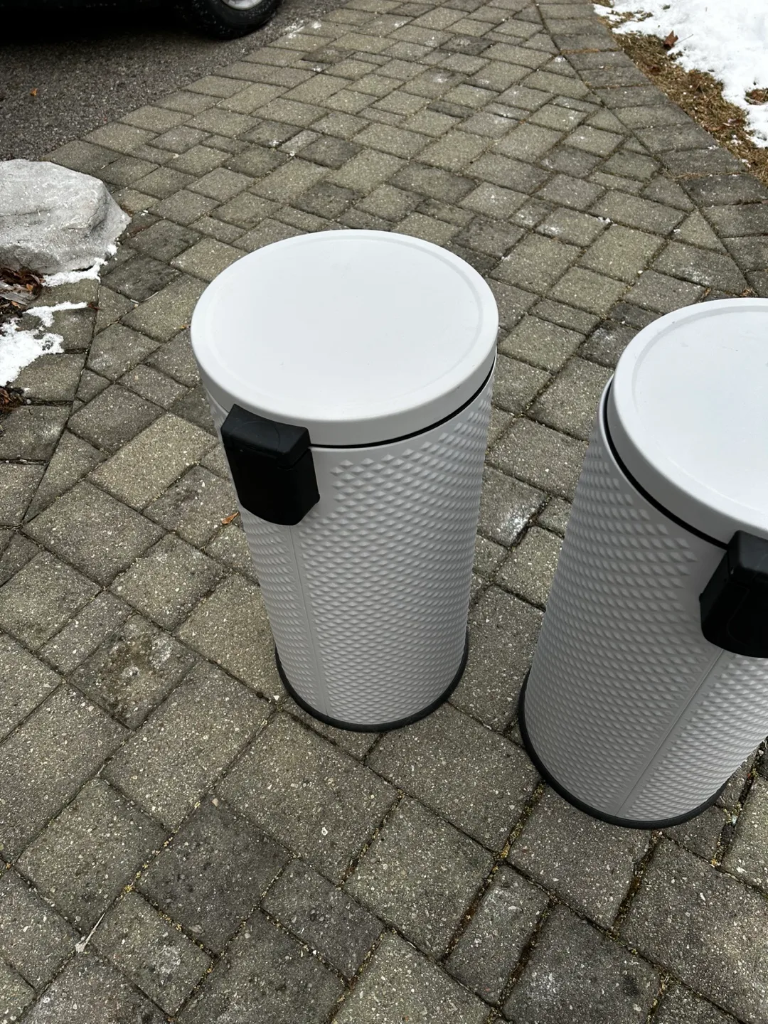 Pair of White Step Trash Cans image indicator(3)