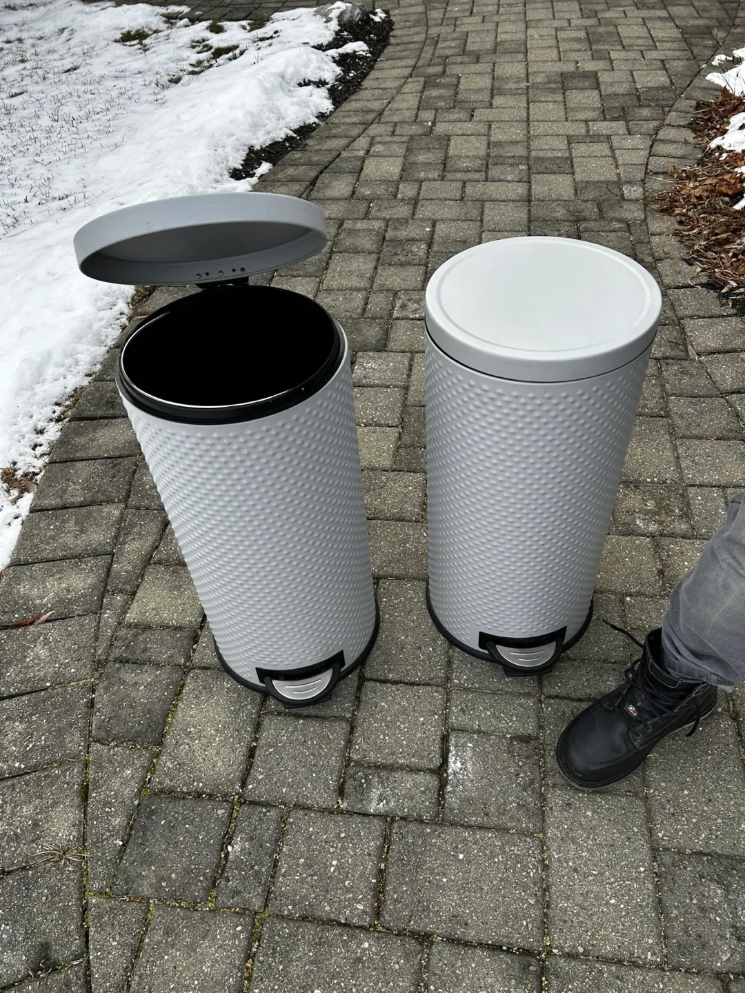 Pair of White Step Trash Cans image indicator(7)