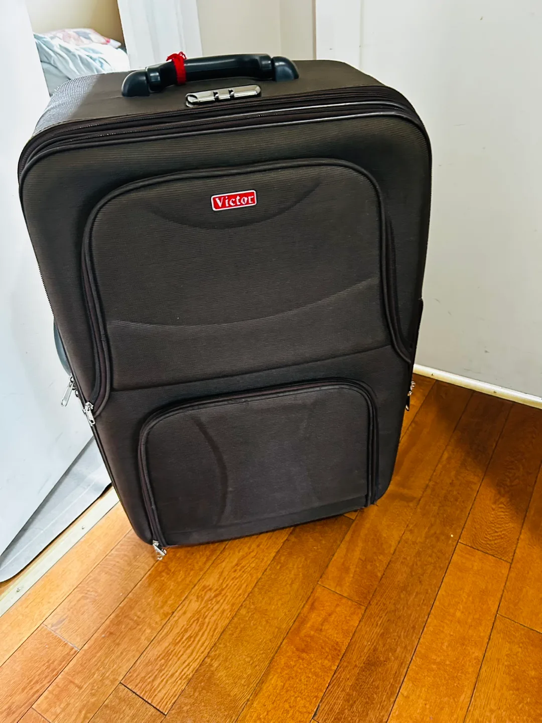 Victor Large Rolling Suitcase image indicator(2)