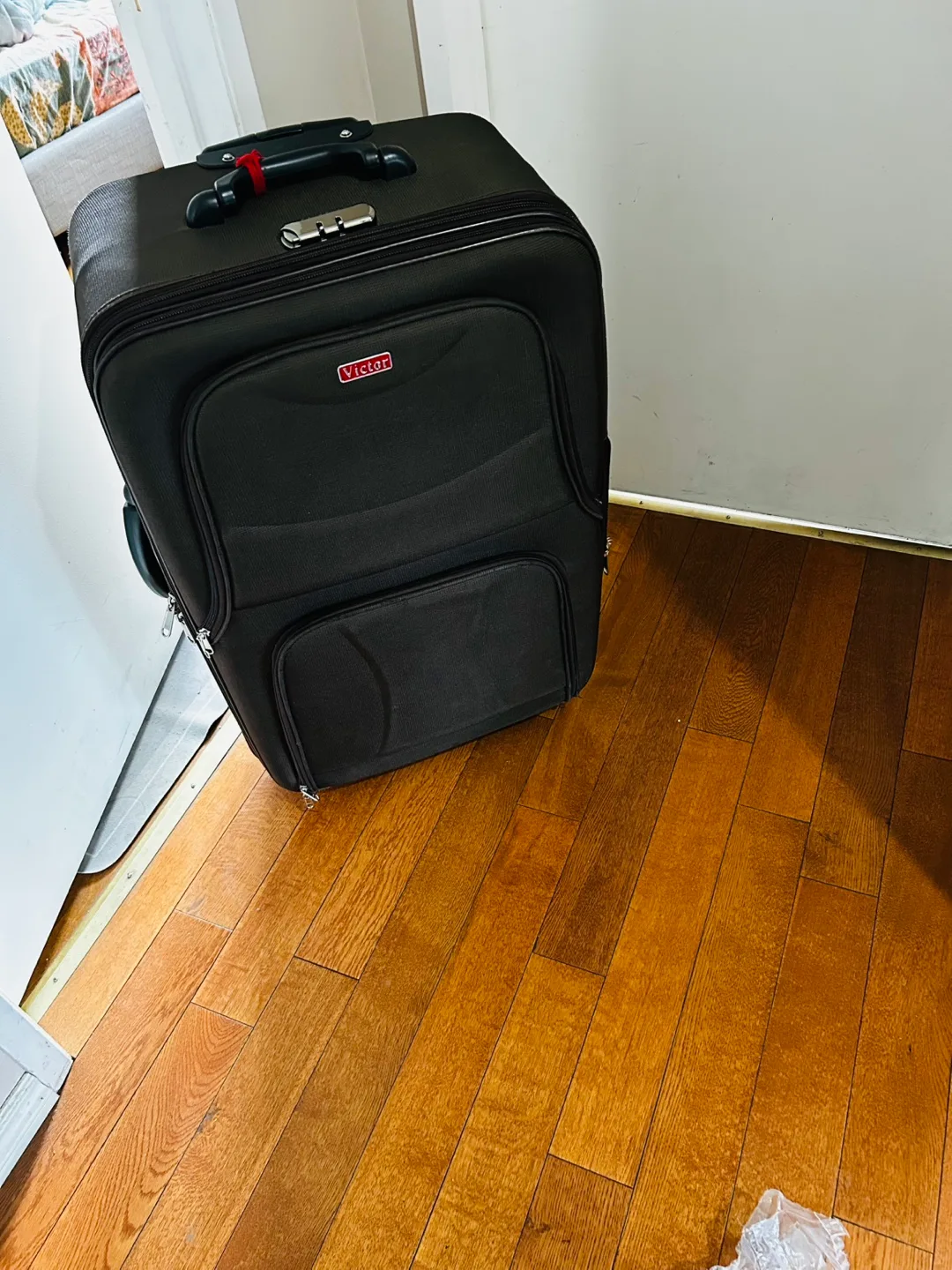 Victor Large Rolling Suitcase image indicator(3)