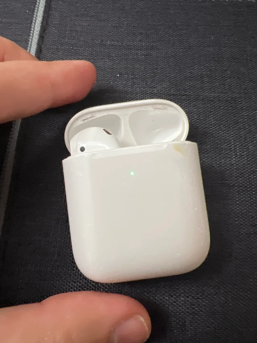 Original Apple AirPods 2gen case with left earbuds image indicator(7)