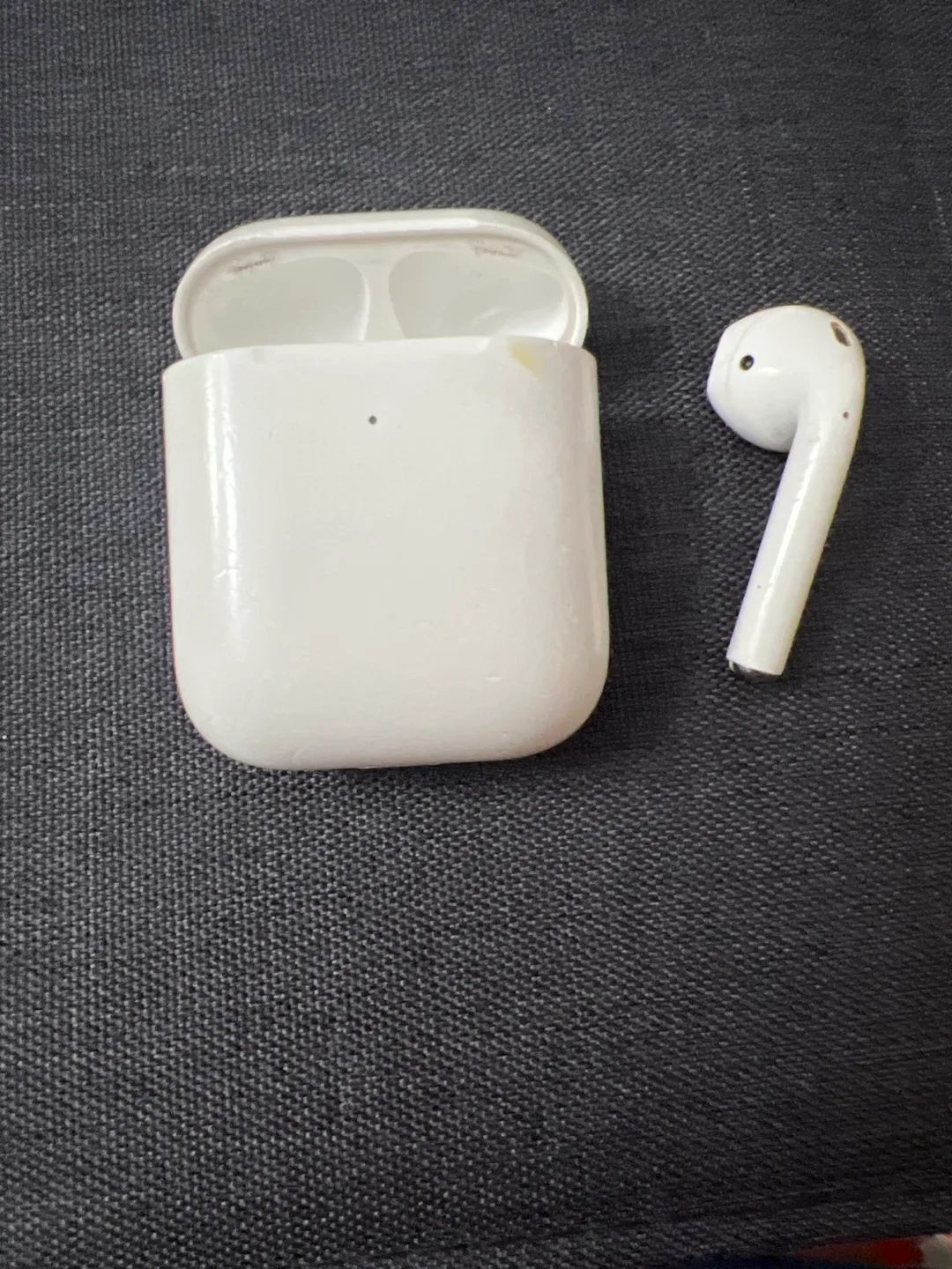 Original Apple AirPods 2gen case with left earbuds image indicator(6)