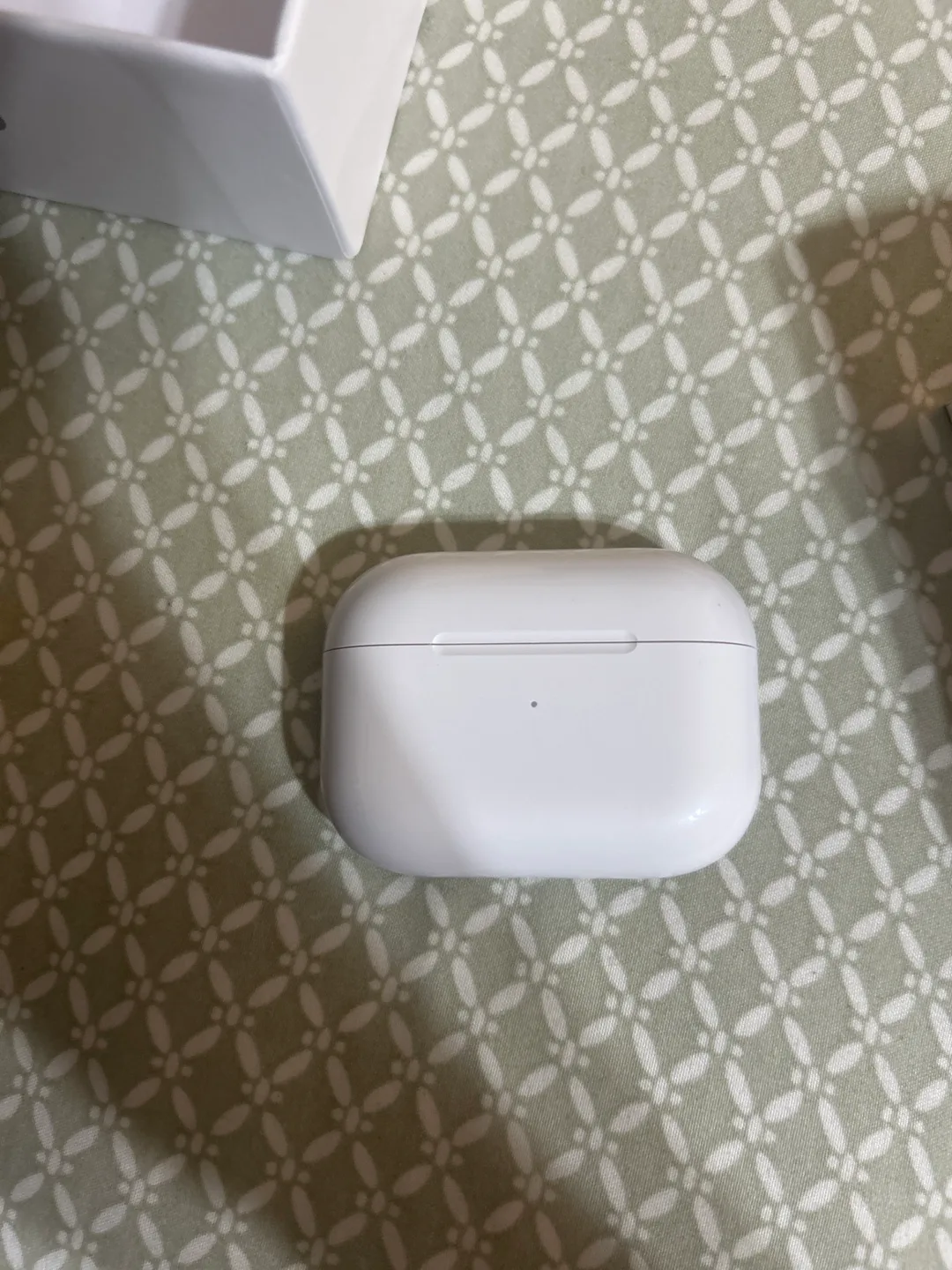 Apple AirPods Pro (2nd Generation) with MagSafe Charging Case image indicator(2)