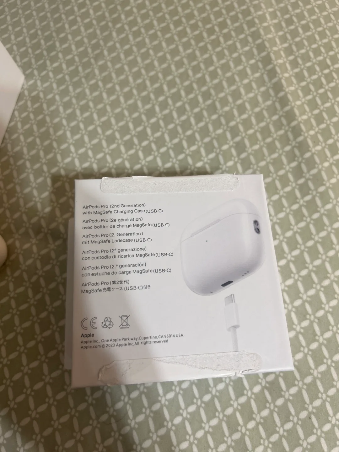 Apple AirPods Pro (2nd Generation) with MagSafe Charging Case image indicator(3)