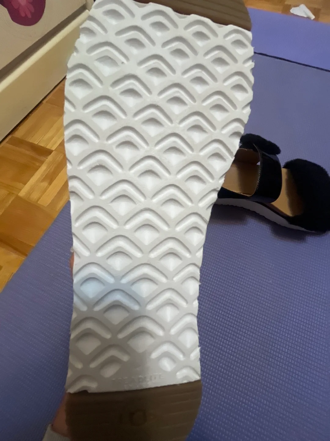 UGG Women’s Black Le Fluff Chella Sandals image indicator(3)