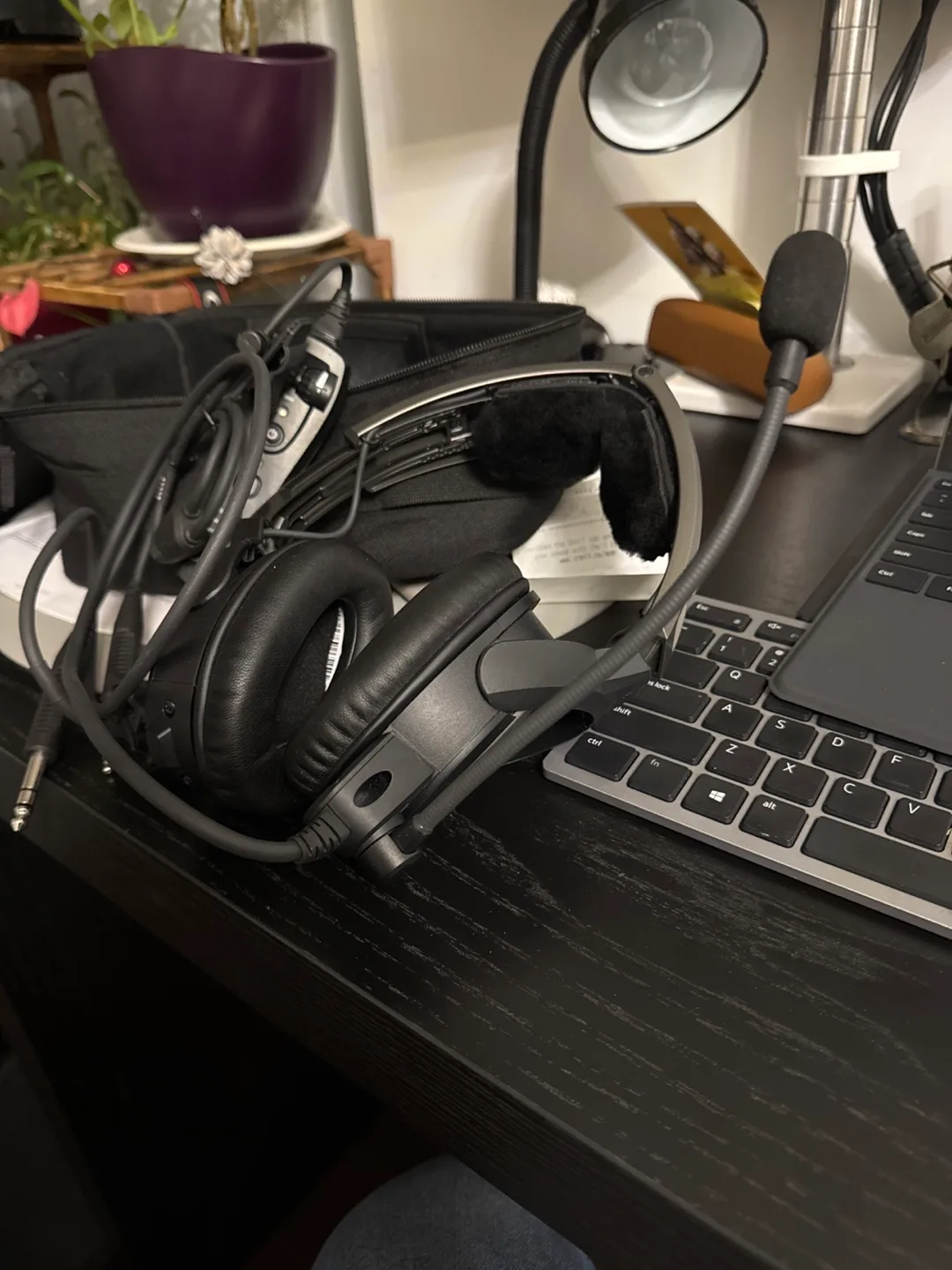 Bose A20 Aviation Headset with Case image indicator(2)