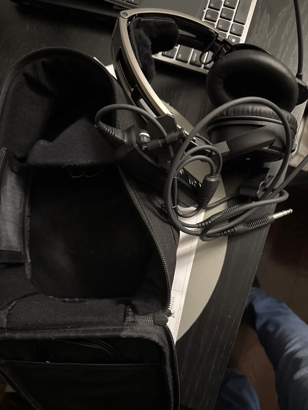 Bose A20 Aviation Headset with Case image indicator(3)