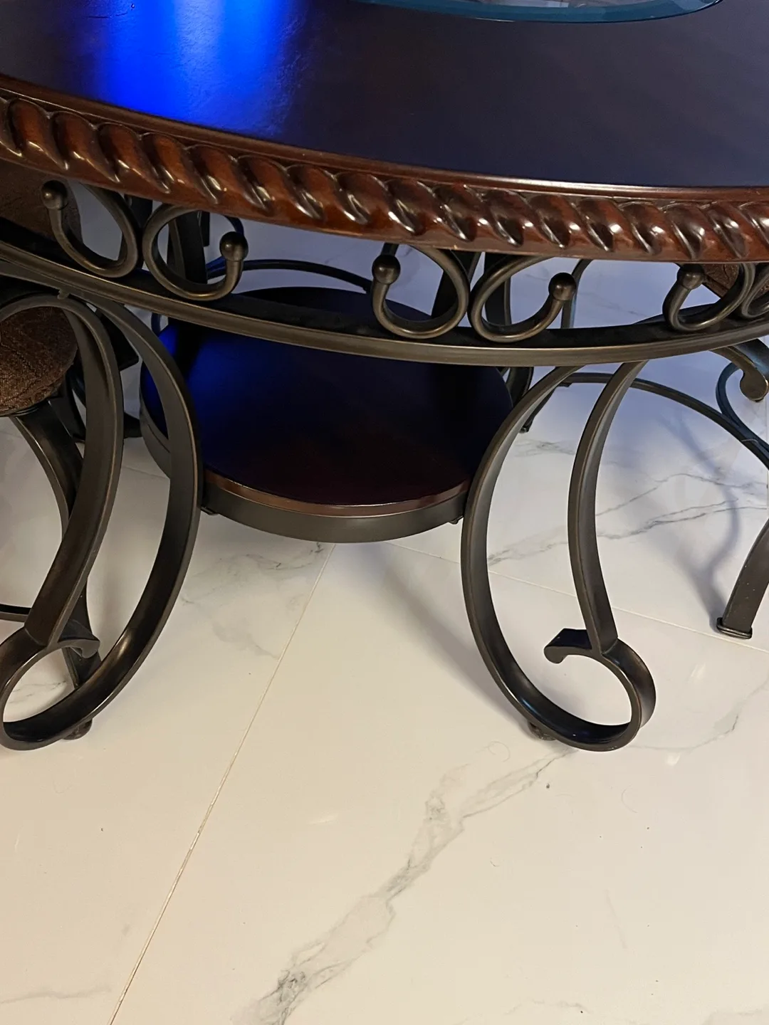 Round dinning table with 4 chairs image indicator(4)