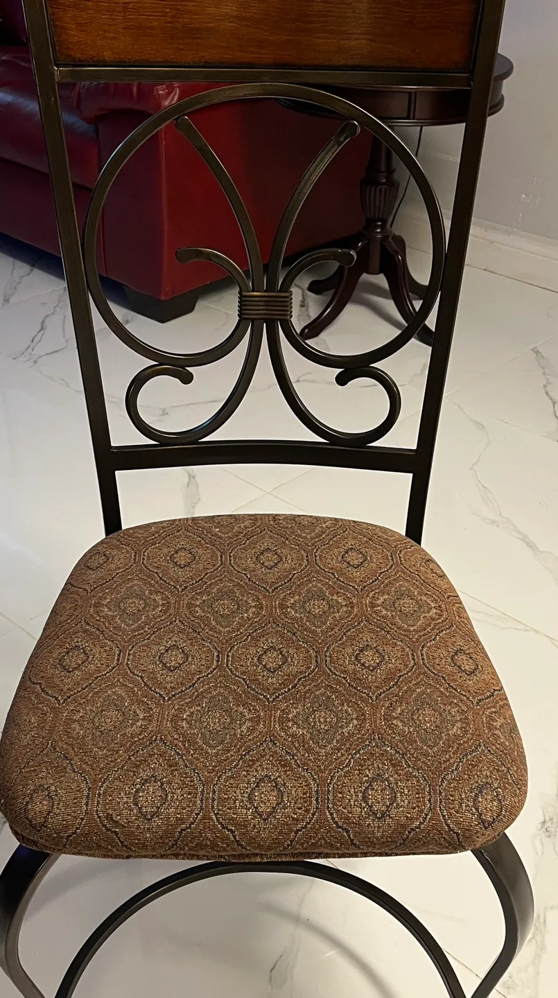 Round dinning table with 4 chairs thumbnail