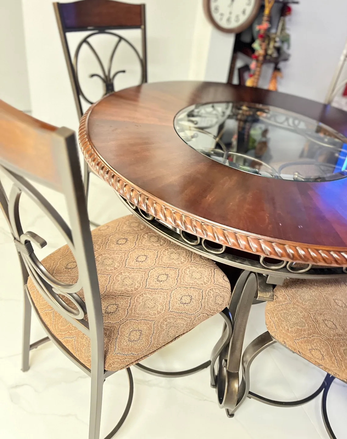 Round dinning table with 4 chairs image indicator(6)