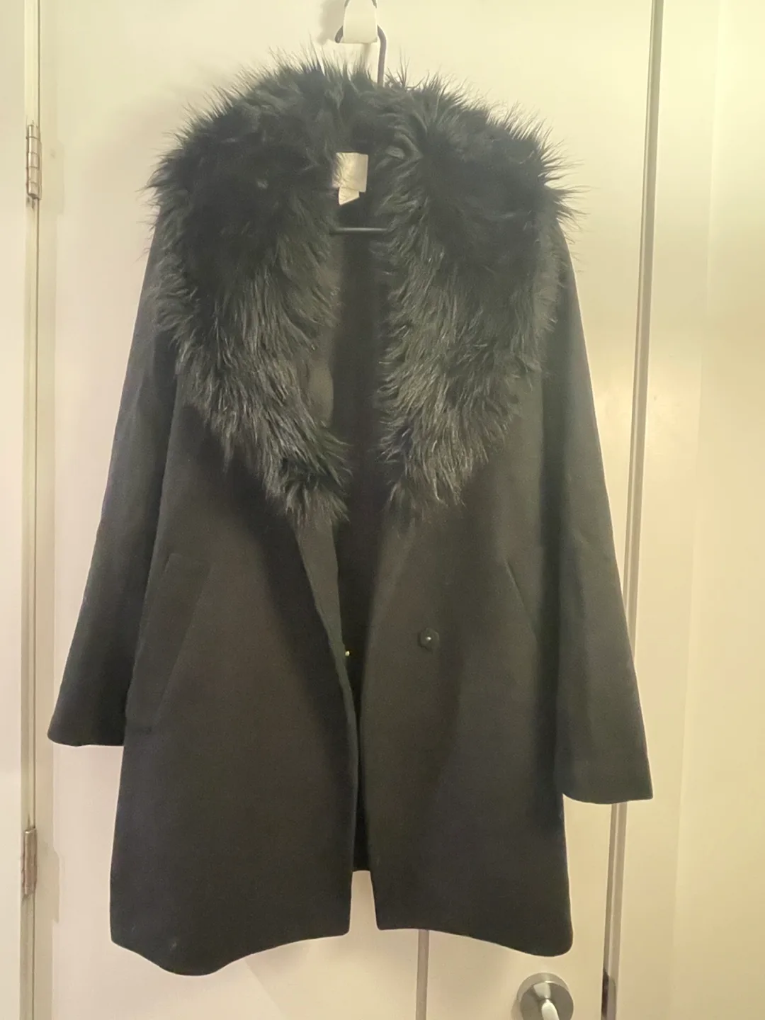 Black coat with faux fur collar - size 6 thumbnail