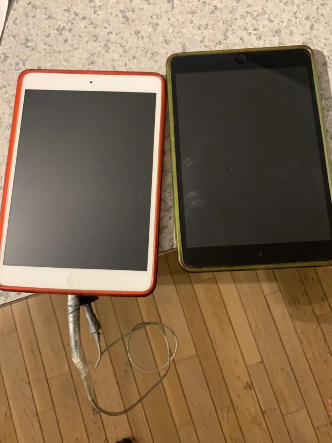 Two iPad Minis for sale image indicator(4)