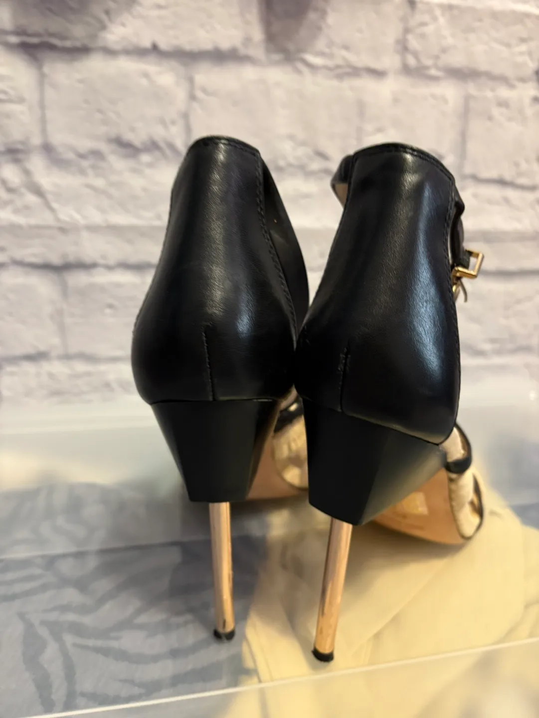 Bcbgmaxazria Snakeskin Heels Size 9 image indicator(4)