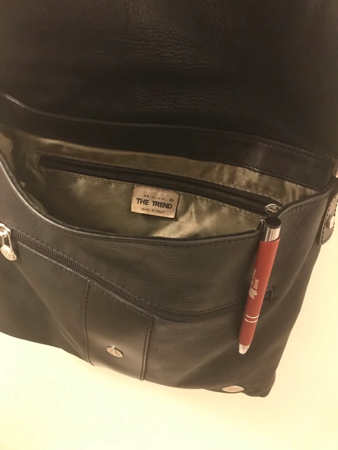 Leather Crossbody Bag image indicator(3)