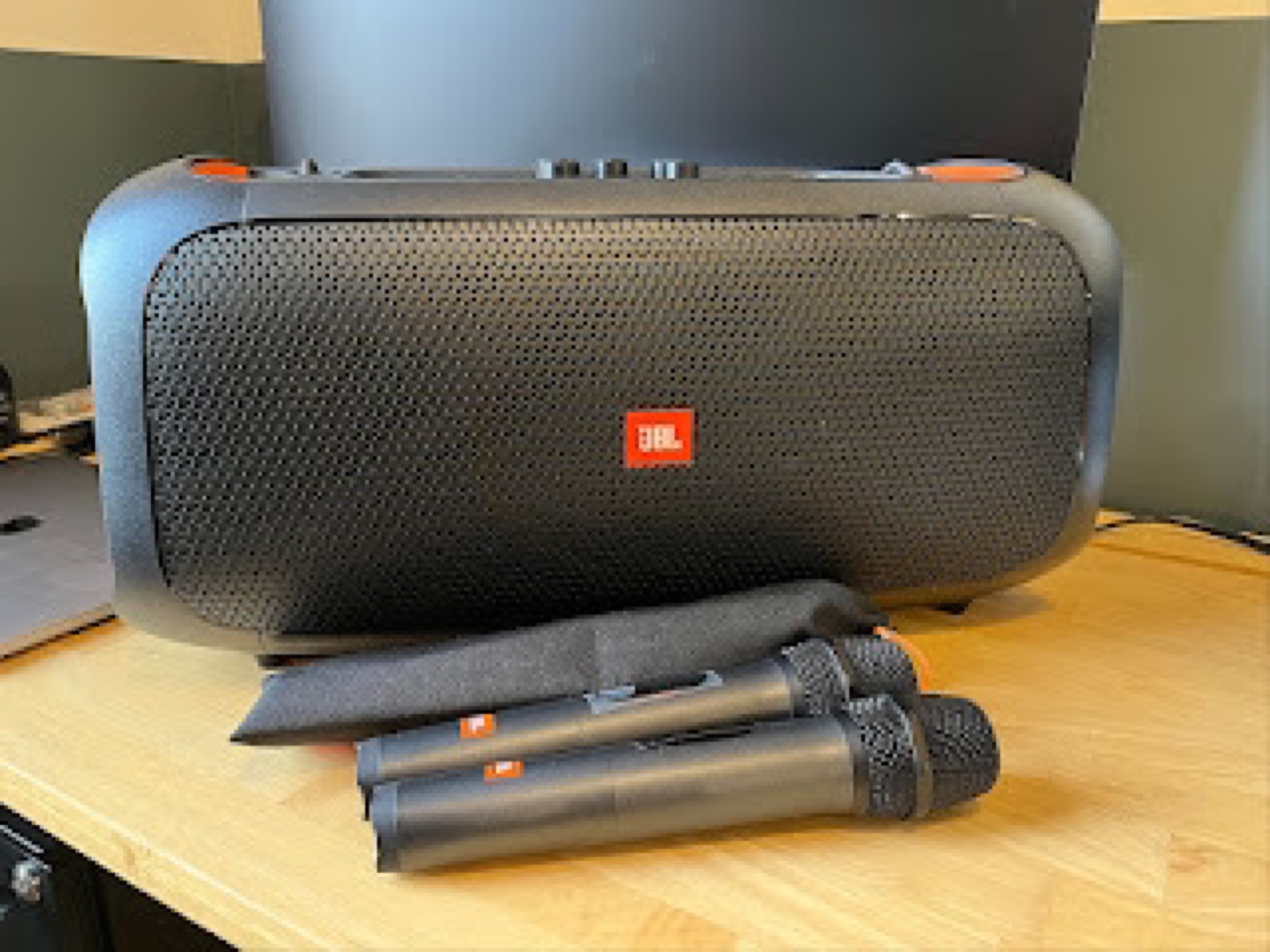 JBL Speaker with 3 Wireless Microphones