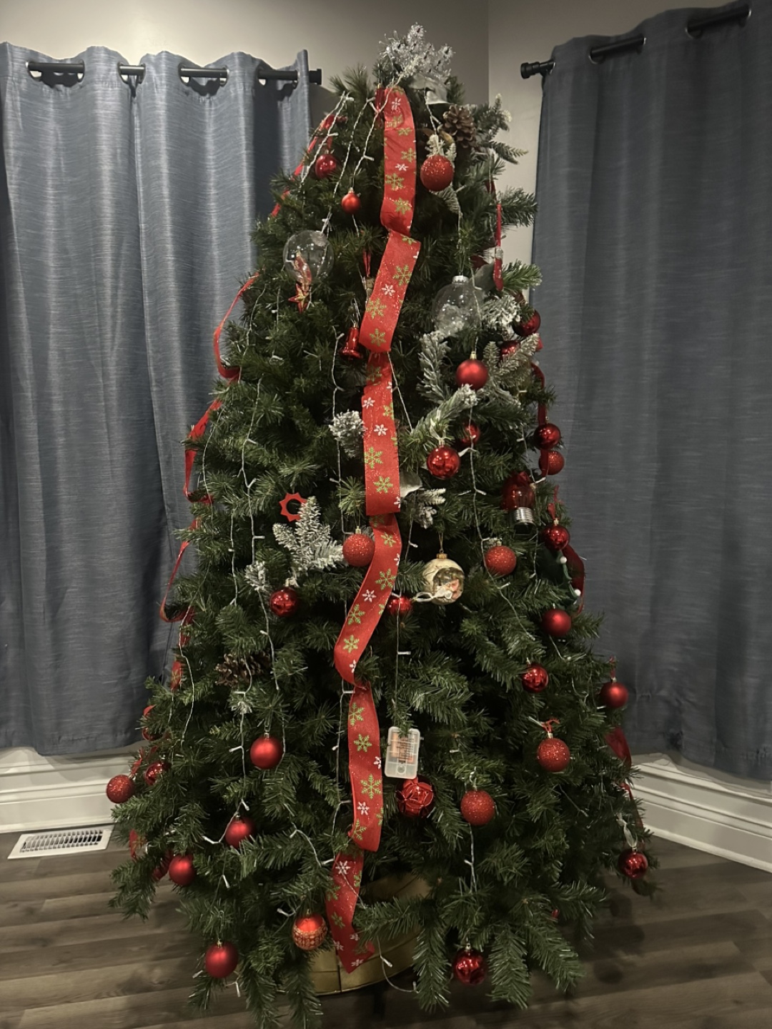 Pre-lit Artificial Christmas Tree with Ornaments