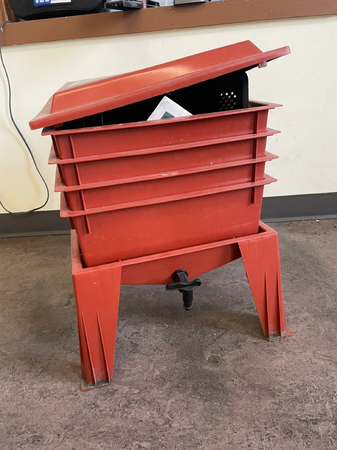 Free Worm Composter image indicator(2)