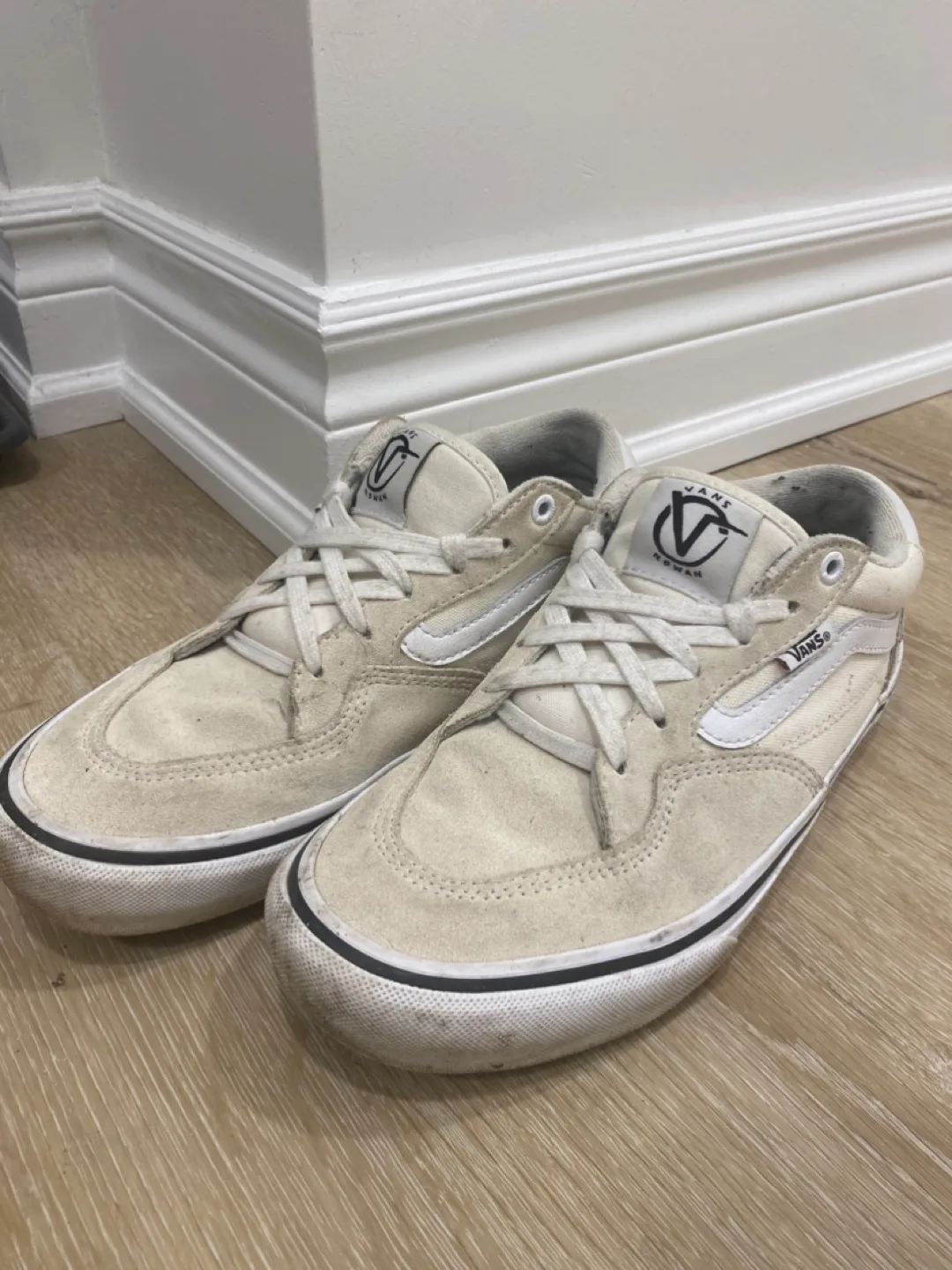 Snow boots, vans classic sneaker, the other boots image indicator(3)