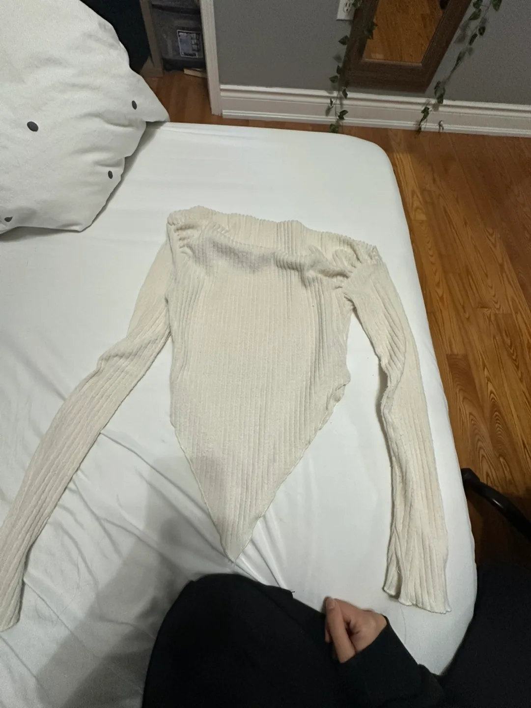 Cream-coloured asymmetrical sweater image indicator(2)