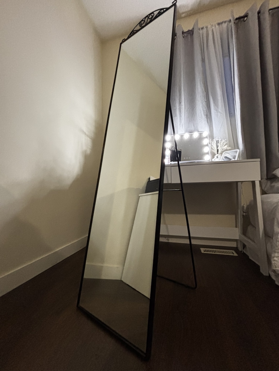 Standing mirror, black