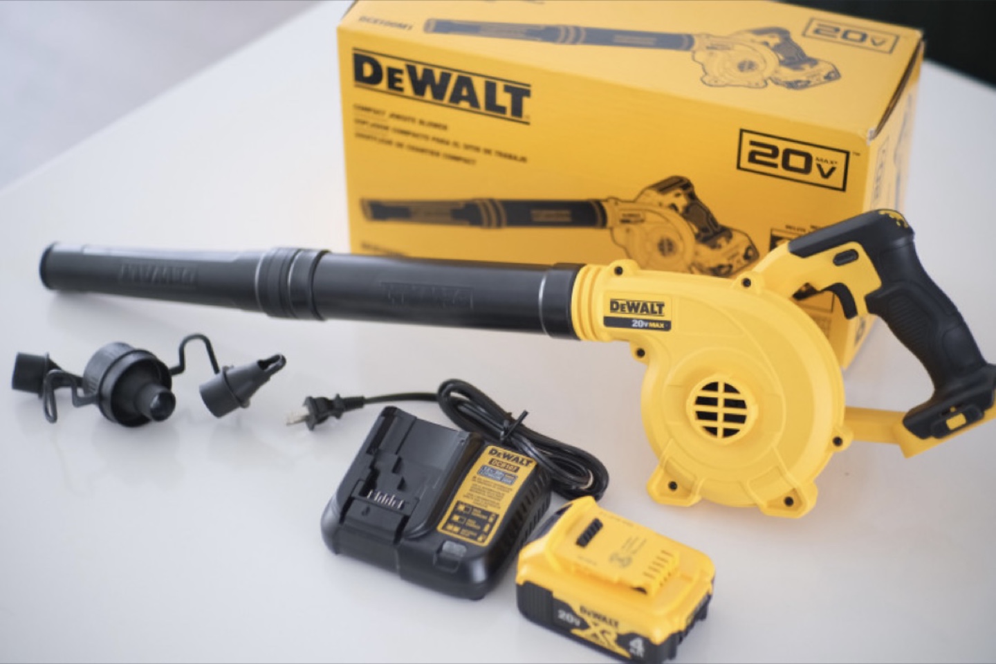 New DEWALT 20V MAX Cordless Blower, Variable Speed, Lightweight