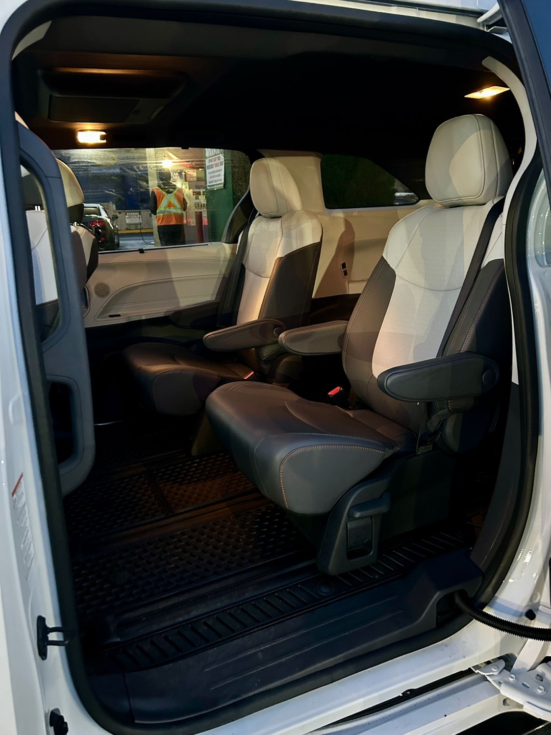 2023 Toyota Sienna AWD Hybrid - photo 3