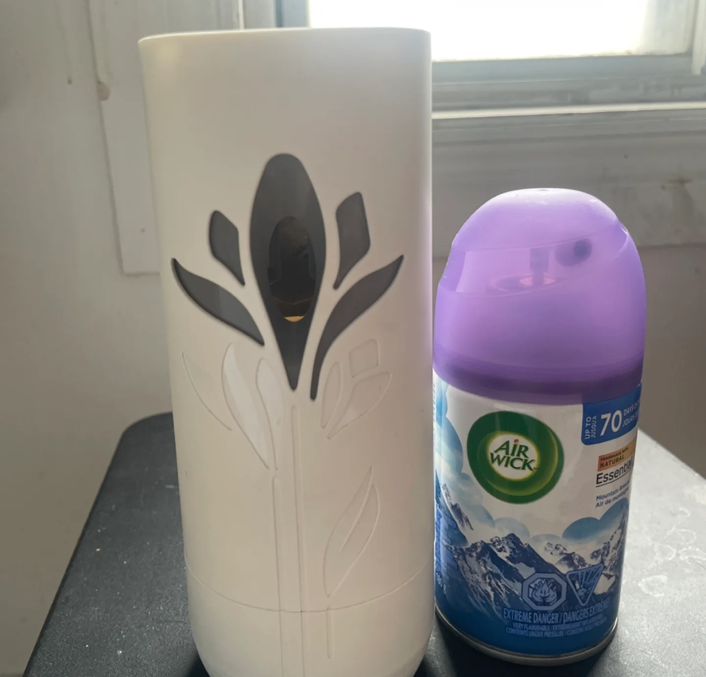 Air Wick Essential Oils Automatic Dispenser and 1 Refill thumbnail