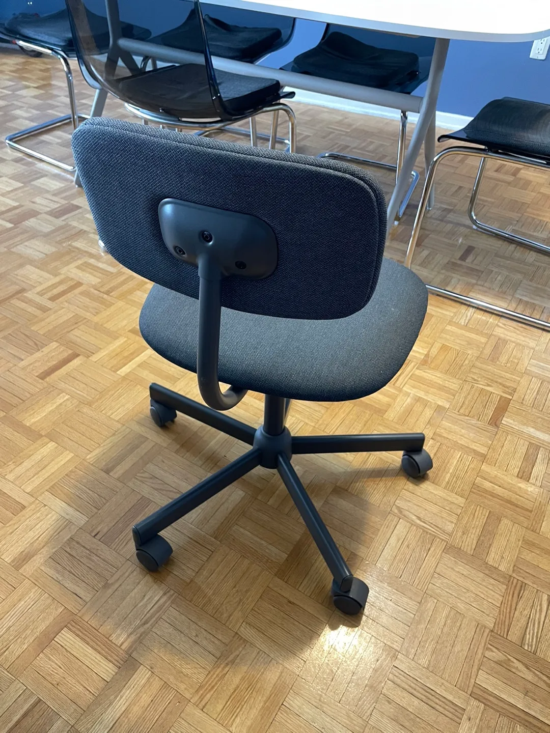 Grey chair 🥕 image indicator(2)