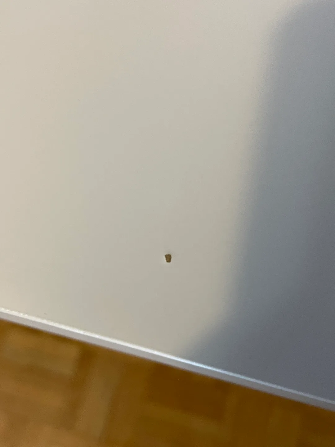 White desk IKEA image indicator(2)