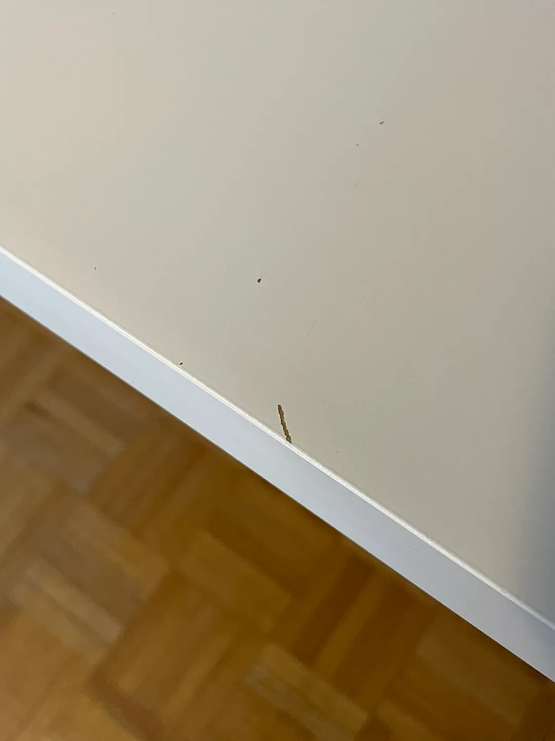 White desk IKEA image indicator(3)