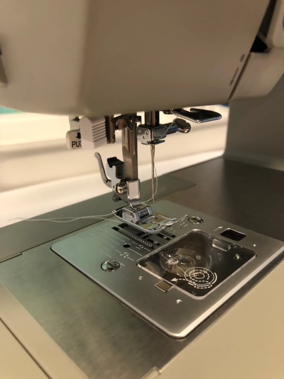 Singer Heavy Duty Sewing Machine with Hard Case image indicator(2)