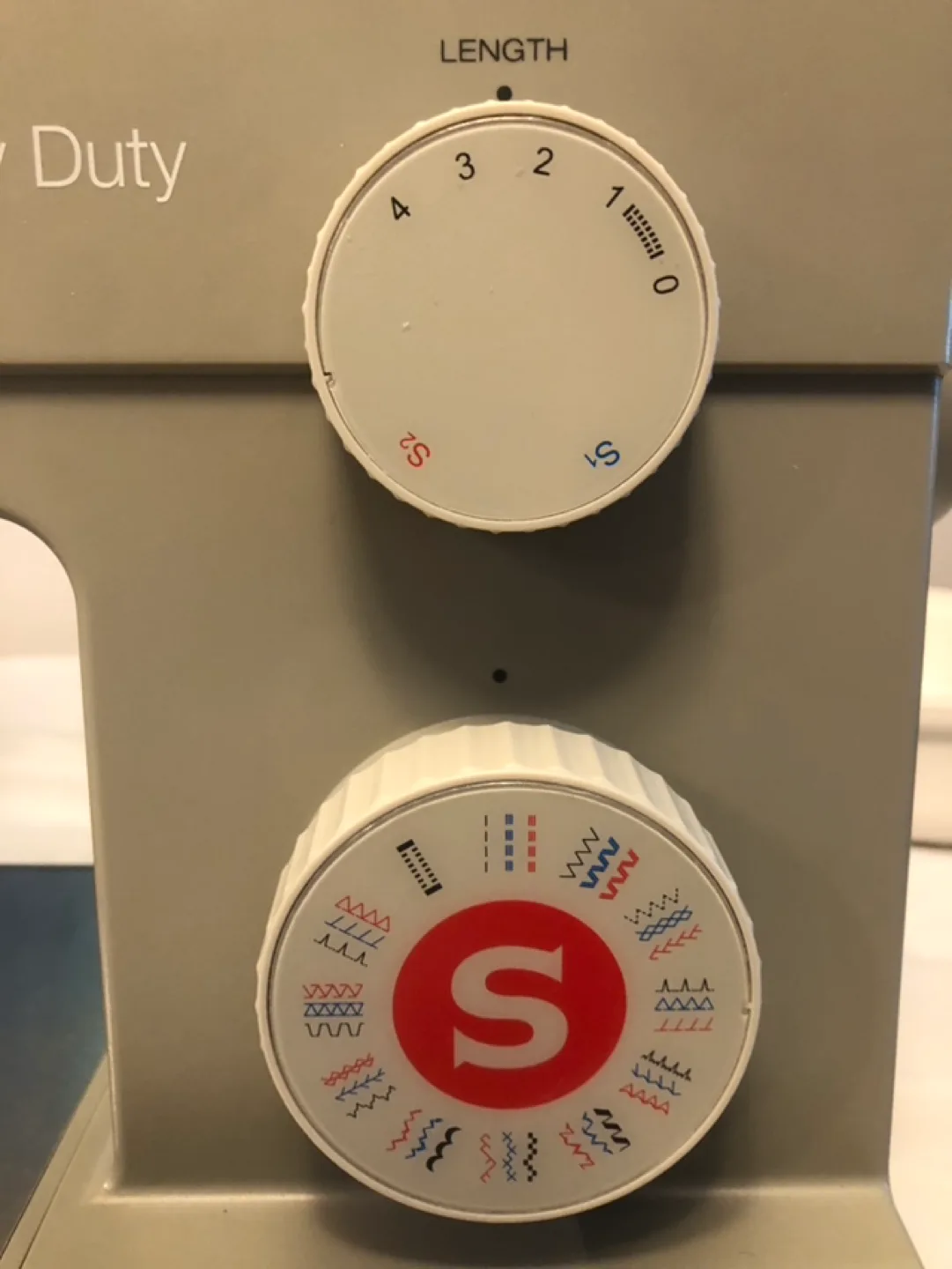 Singer Heavy Duty Sewing Machine with Hard Case image indicator(9)