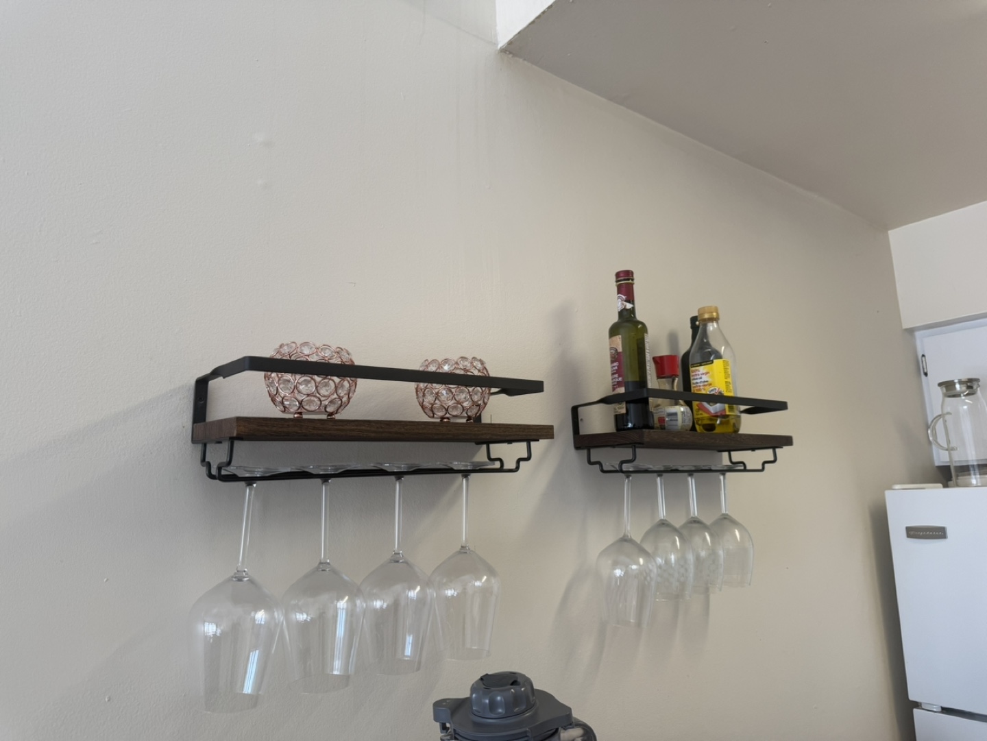 Wall-mounted wine glass rack with shelf