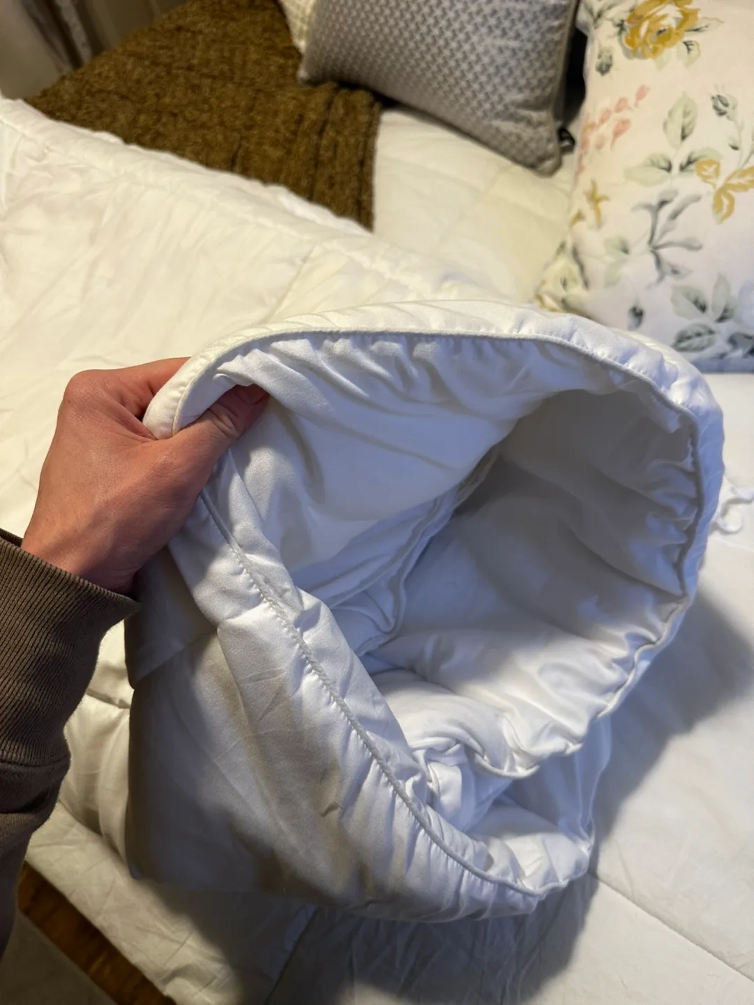 White clean Queen Duvet image indicator(2)