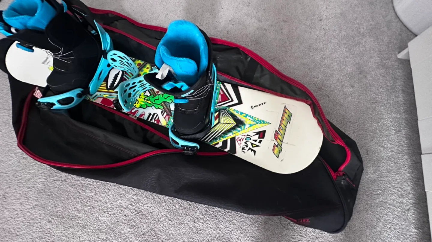 Youth Burton Snowboard Package image indicator(2)