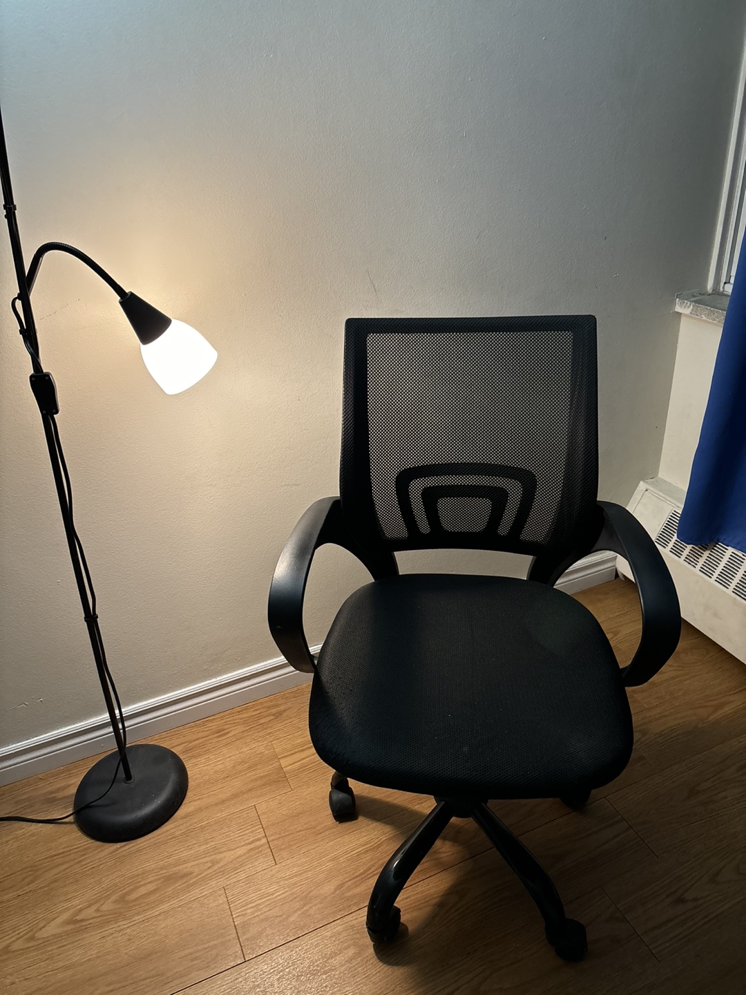 Black Mesh Office Chair with Wheels - photo 2