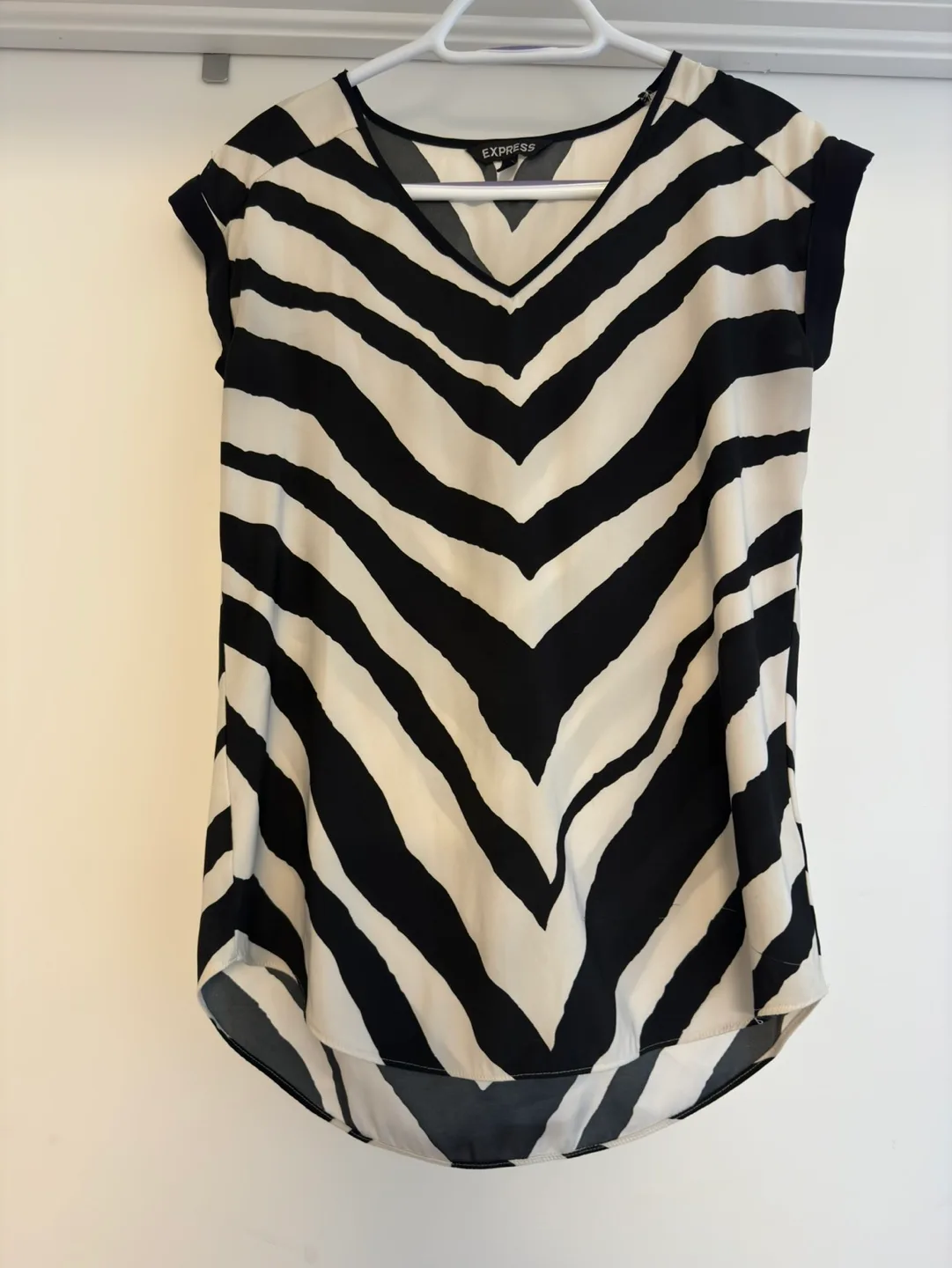 Express Women's V-Neck Short Sleeve Tops - Bundle of 5 image indicator(4)