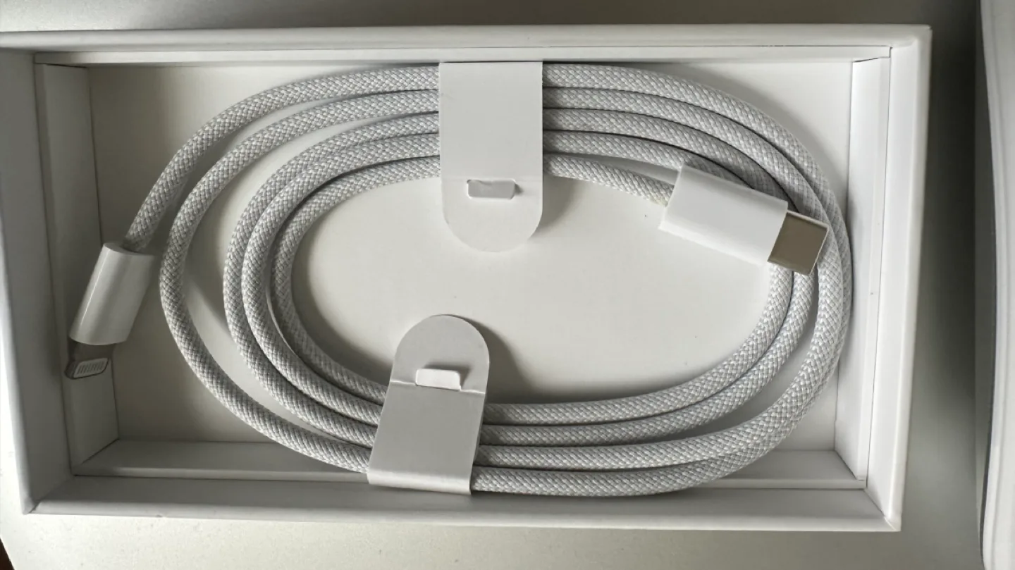 New Apple Magic Mouse with USB-C Charging Cable image indicator(5)