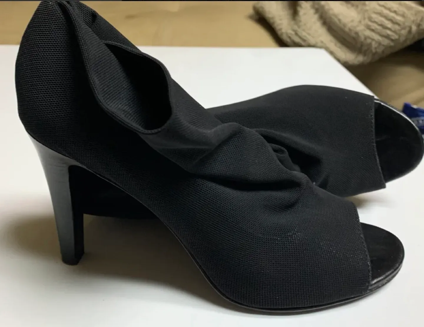 Tahari Nylon Mesh Peep Toe Heels Sz.7.5 image indicator(3)
