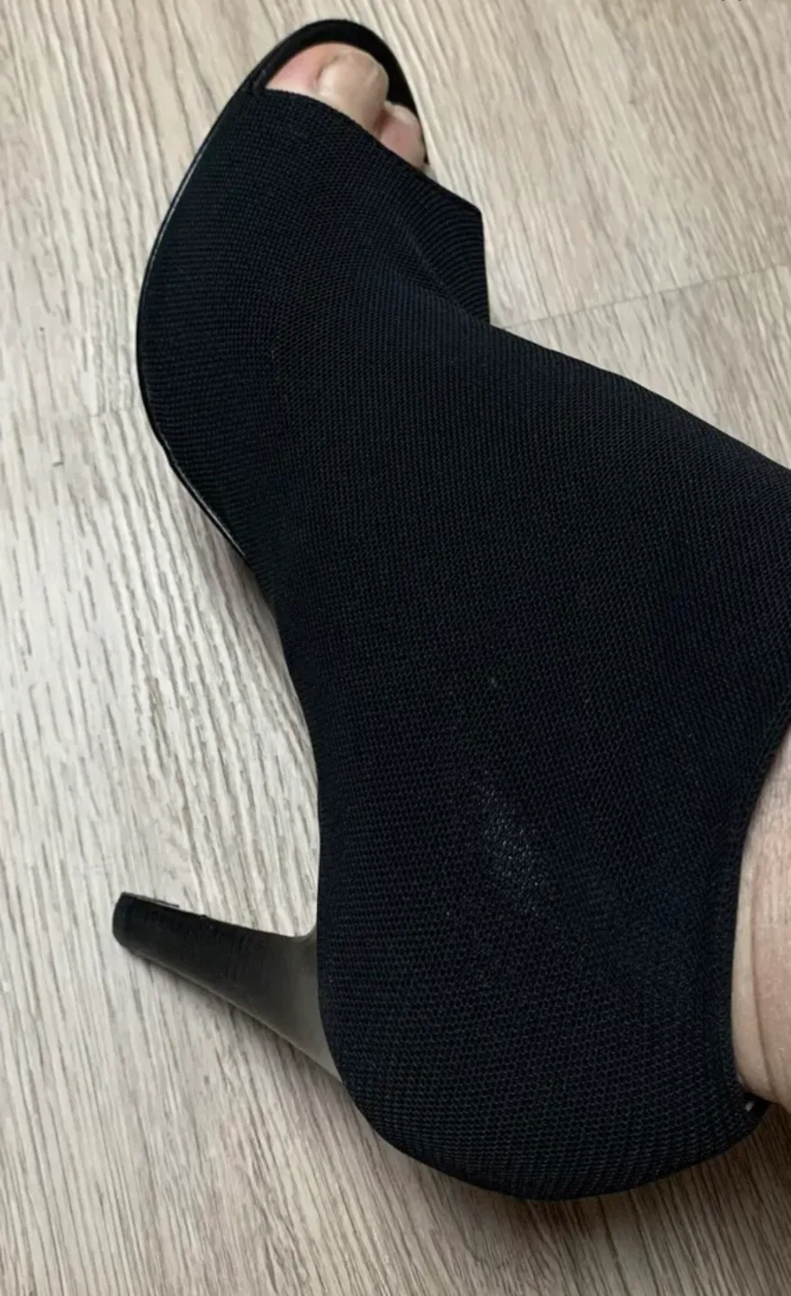 Tahari Nylon Mesh Peep Toe Heels Sz.7.5 image indicator(8)