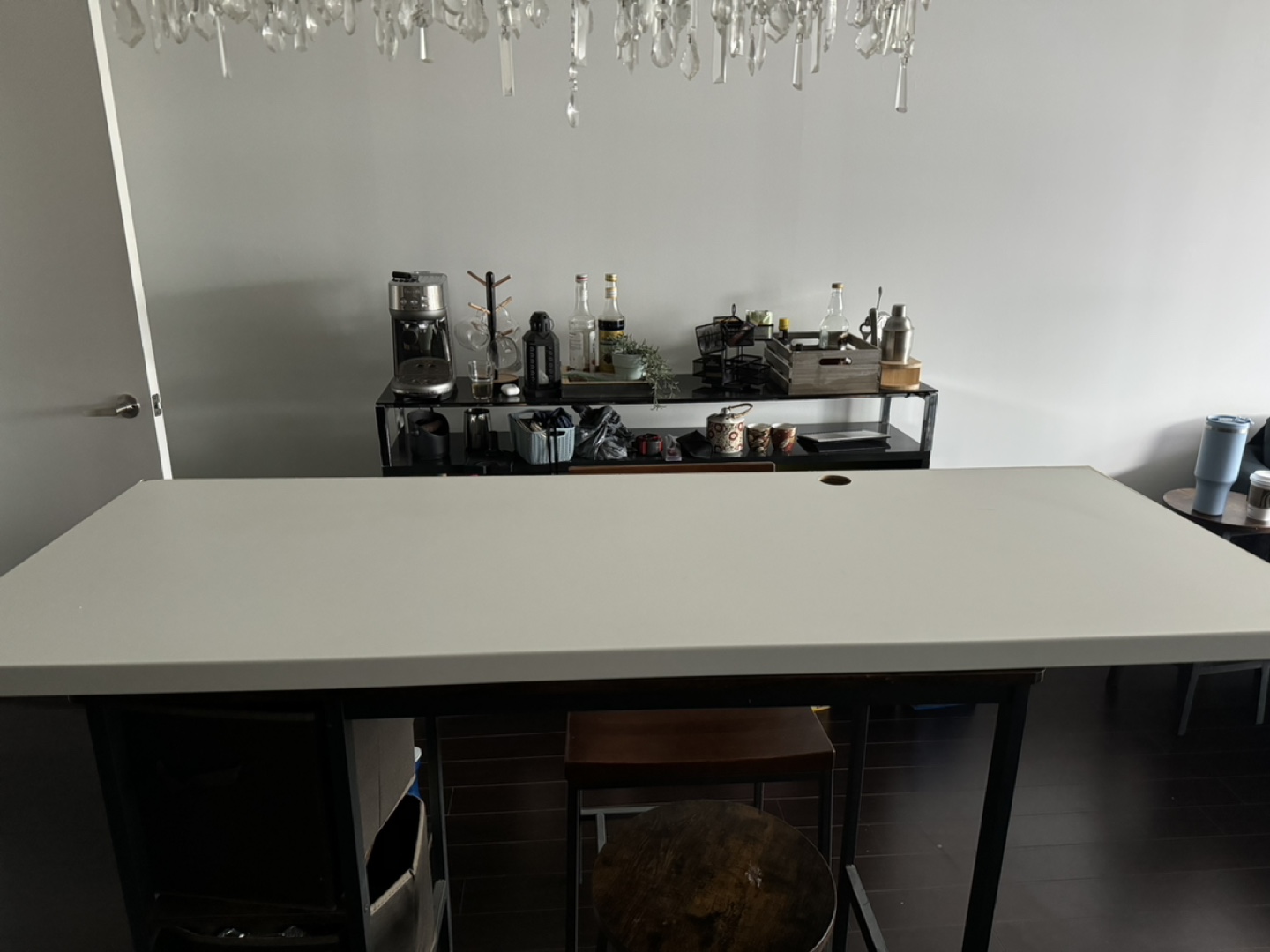 White countertop with 4 legs