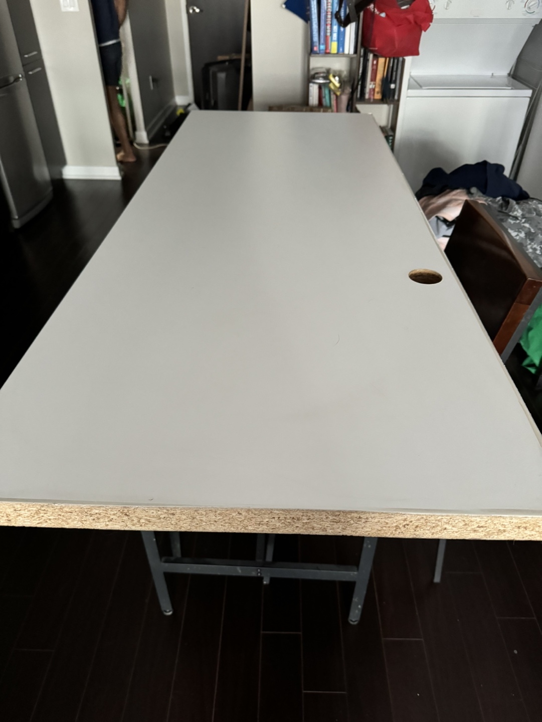 White countertop with 4 legs - photo 2