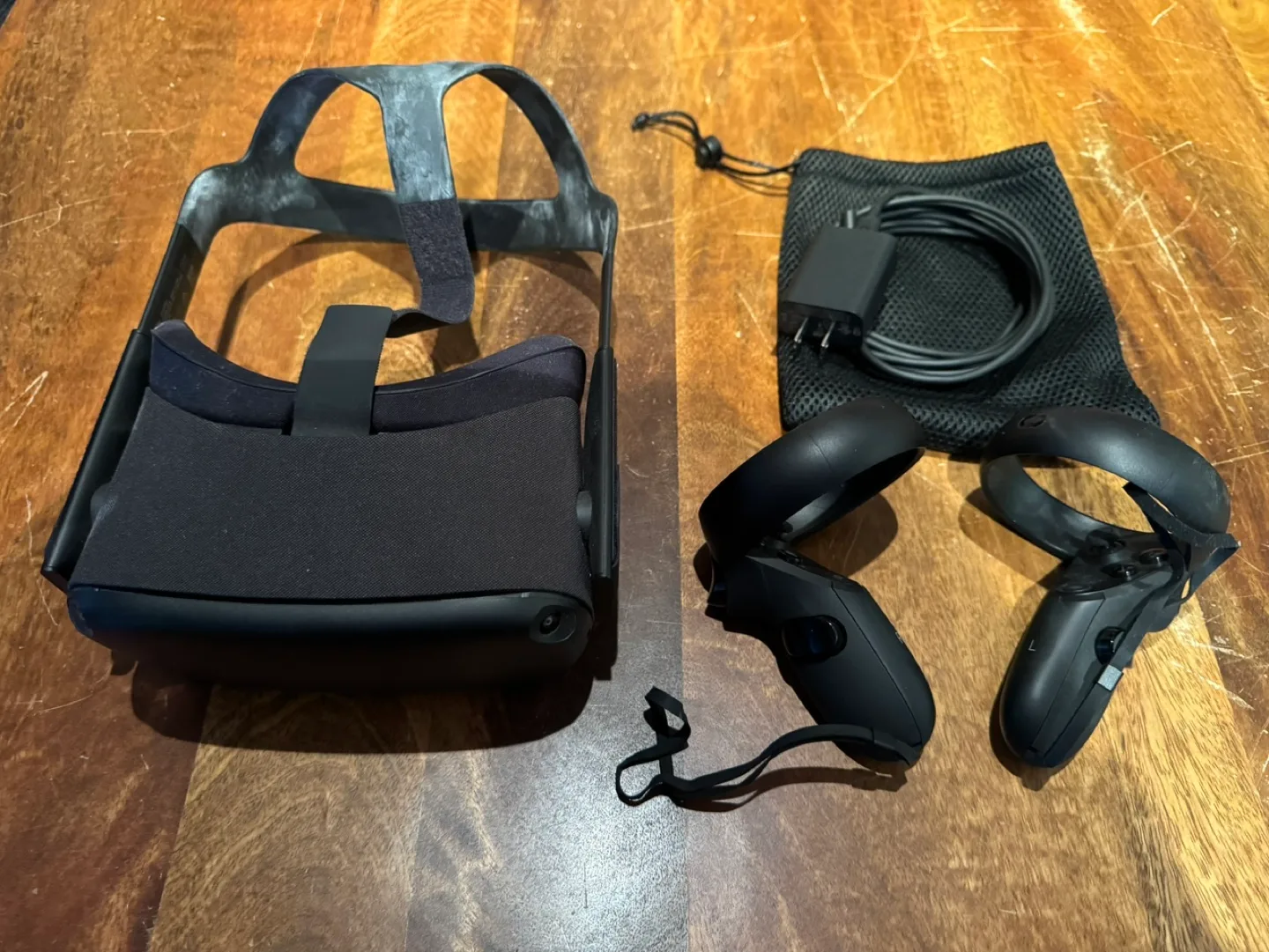 Oculus Quest 128GB VR Headset - Like New image indicator(2)