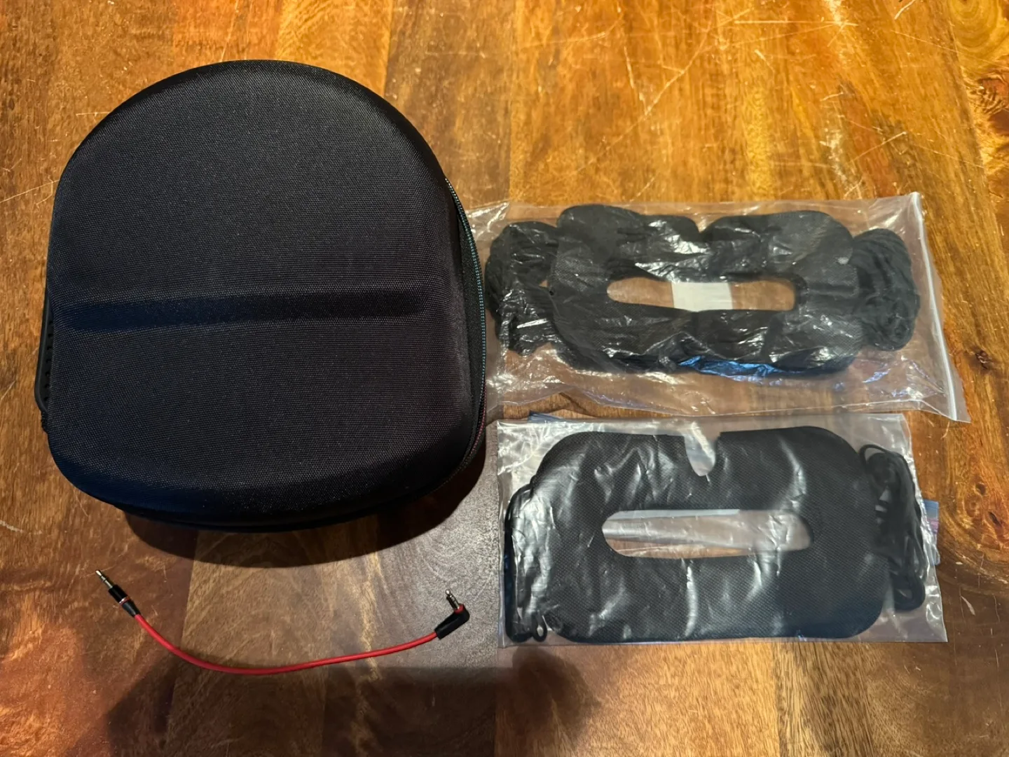 Oculus Quest 128GB VR Headset - Like New image indicator(4)