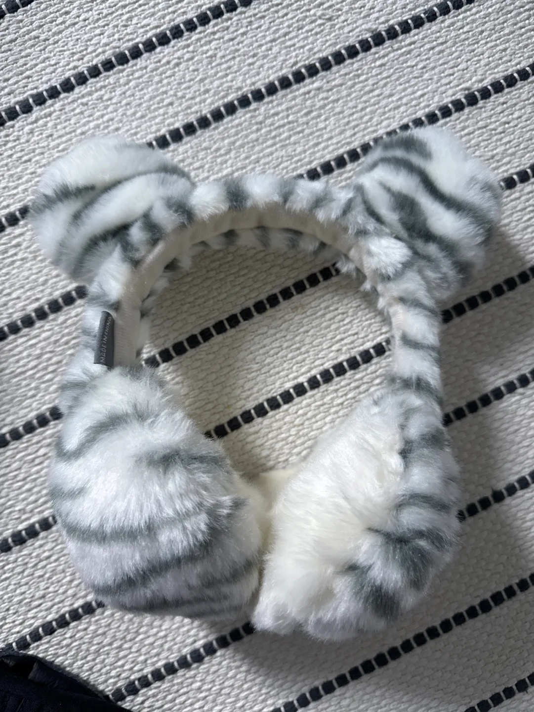 Soft white tiger Earmuffs image indicator(2)