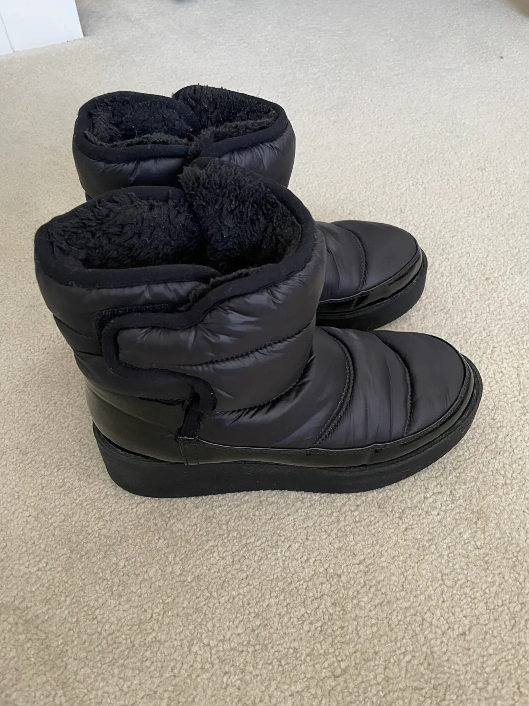 Women’s black boots size 7 image indicator(4)