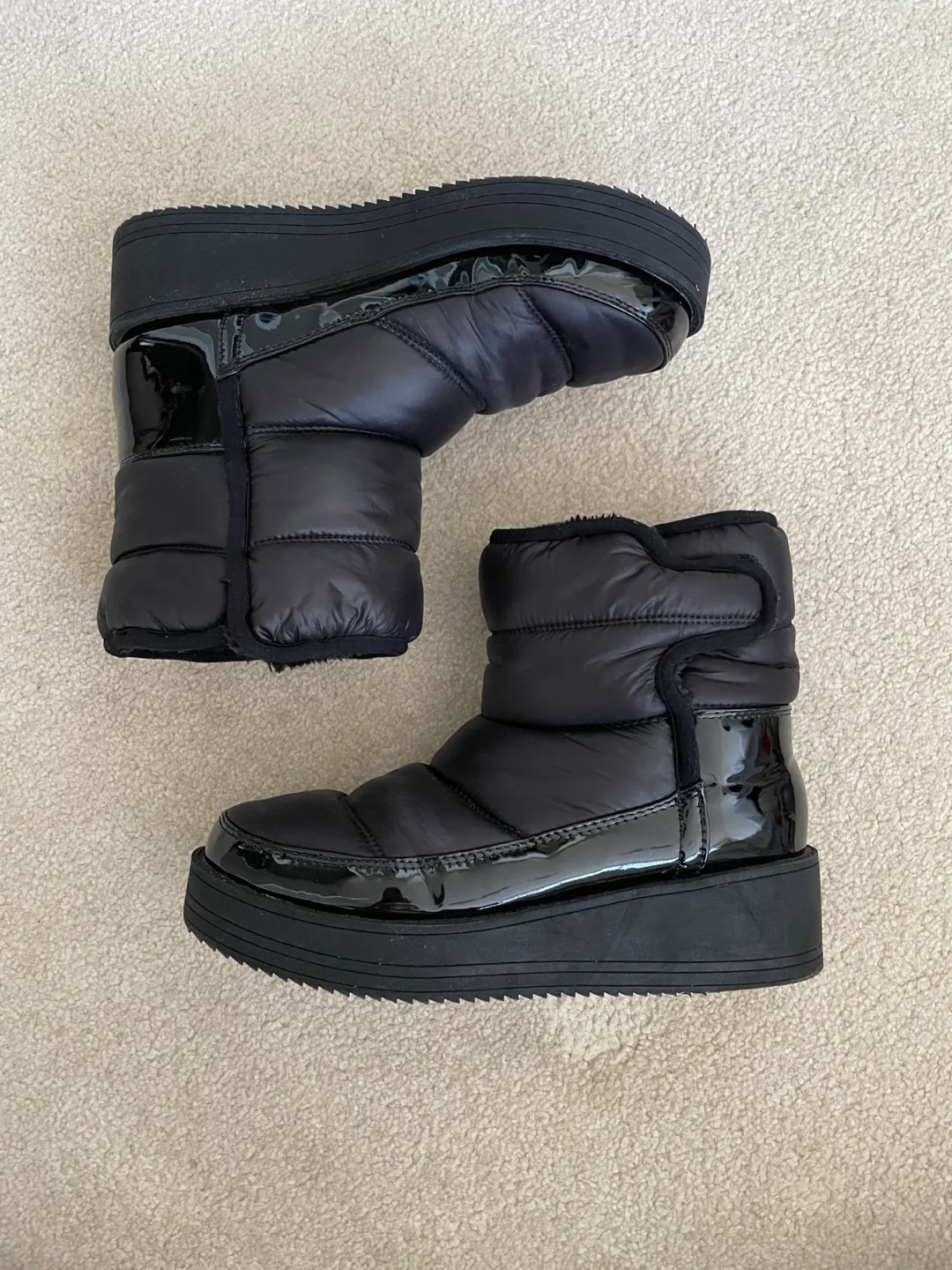 Women’s black boots size 7 image indicator(2)