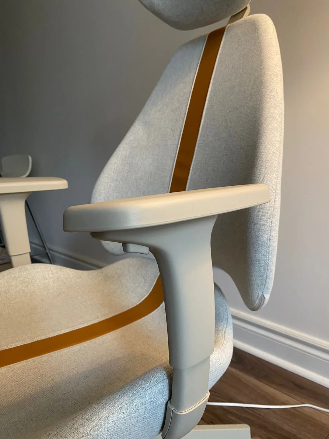 Comfortable Gaming Chair with Headrest image indicator(2)