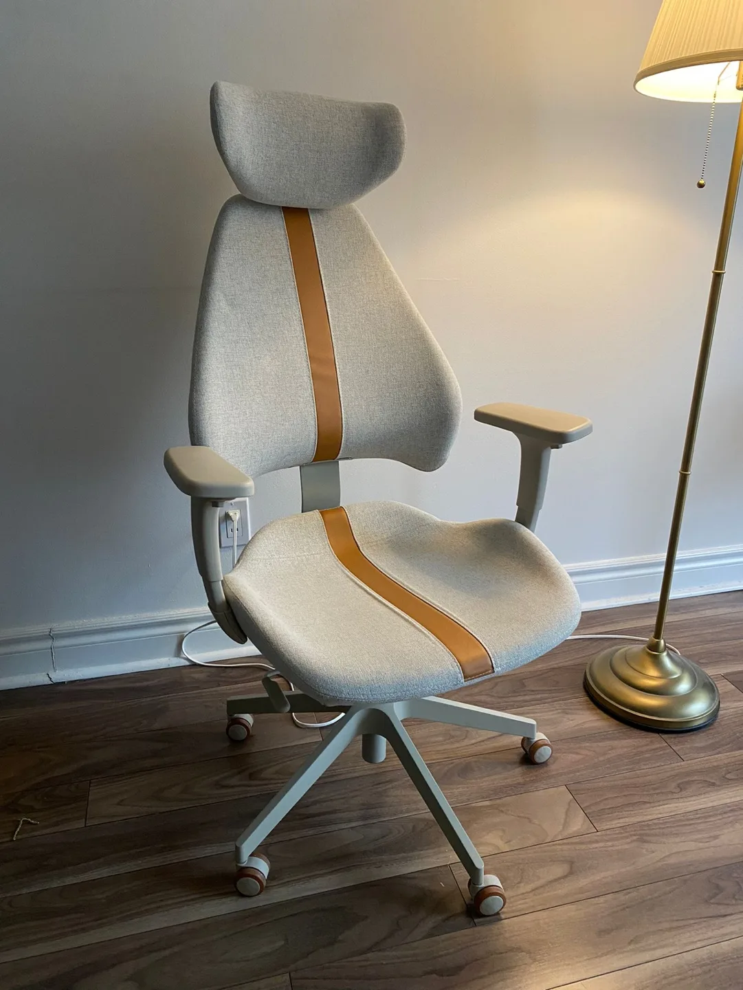 Comfortable Gaming Chair with Headrest image indicator(3)